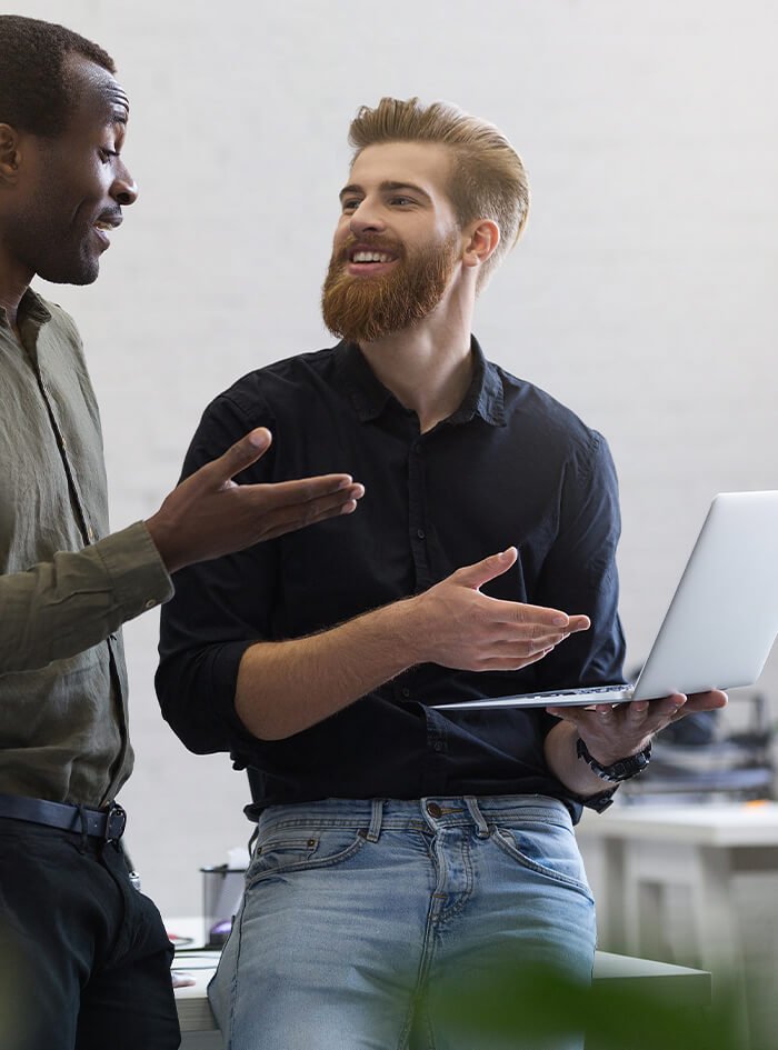 Profissionais conversando sobre tecnologia