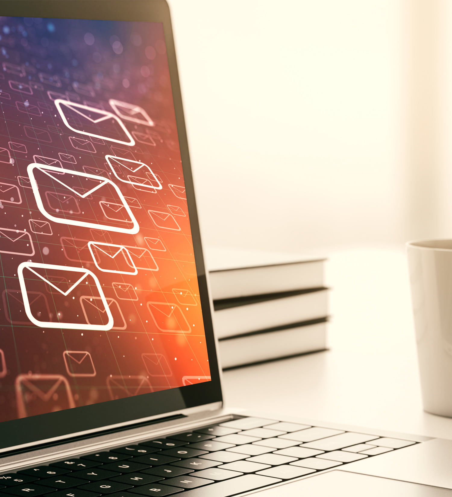 Notebook com símbolos de e-mail sobre a tela